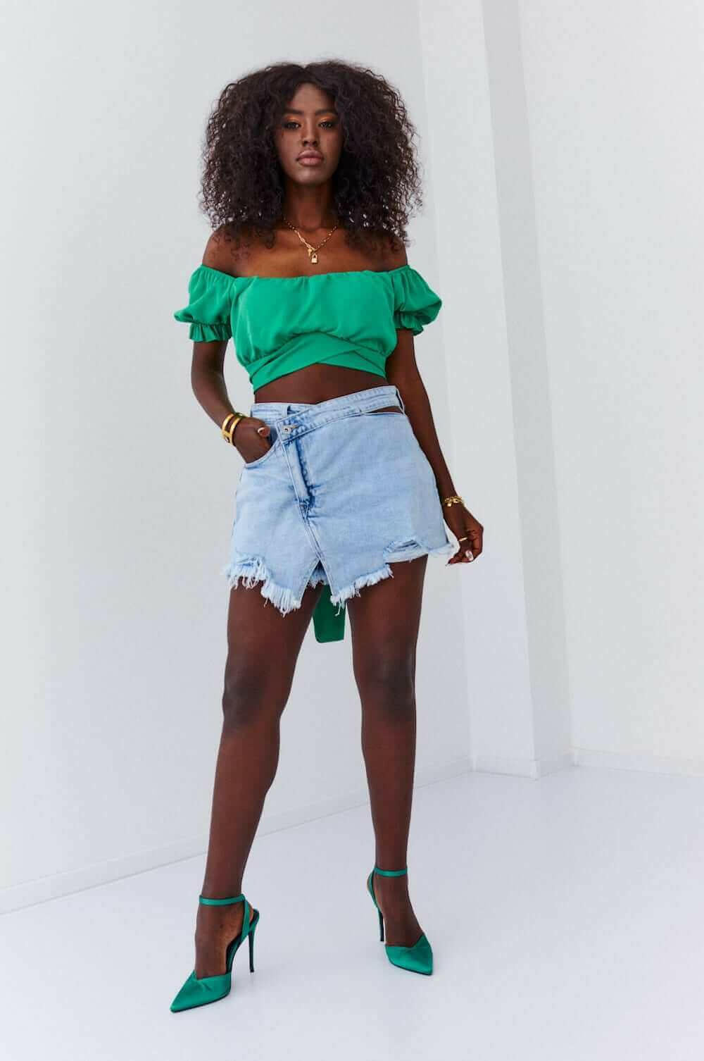 Short top blouse with decorative binding, green 31035