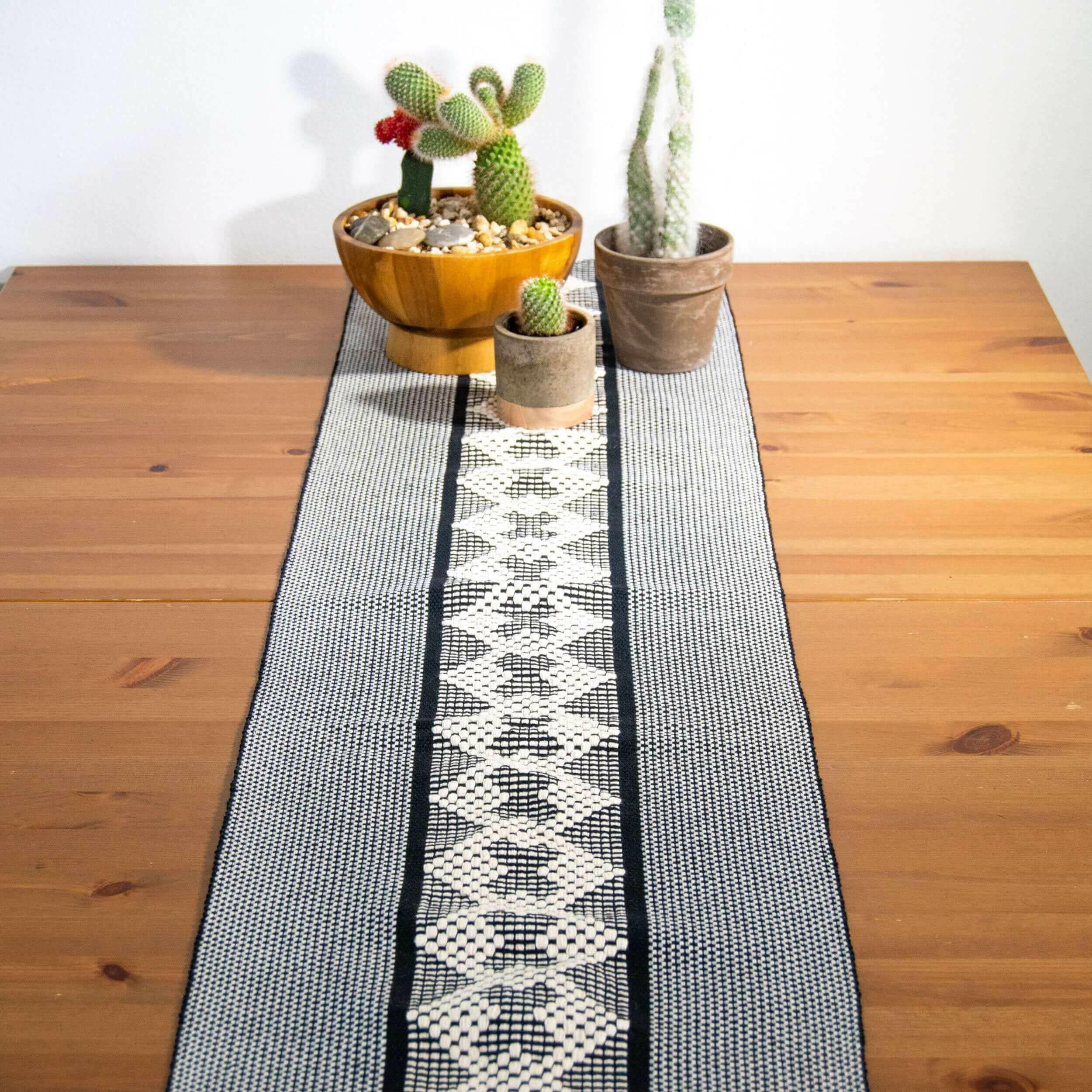 Jalieza Geometric Geometric Table Runner. Tulip Design in Coral.