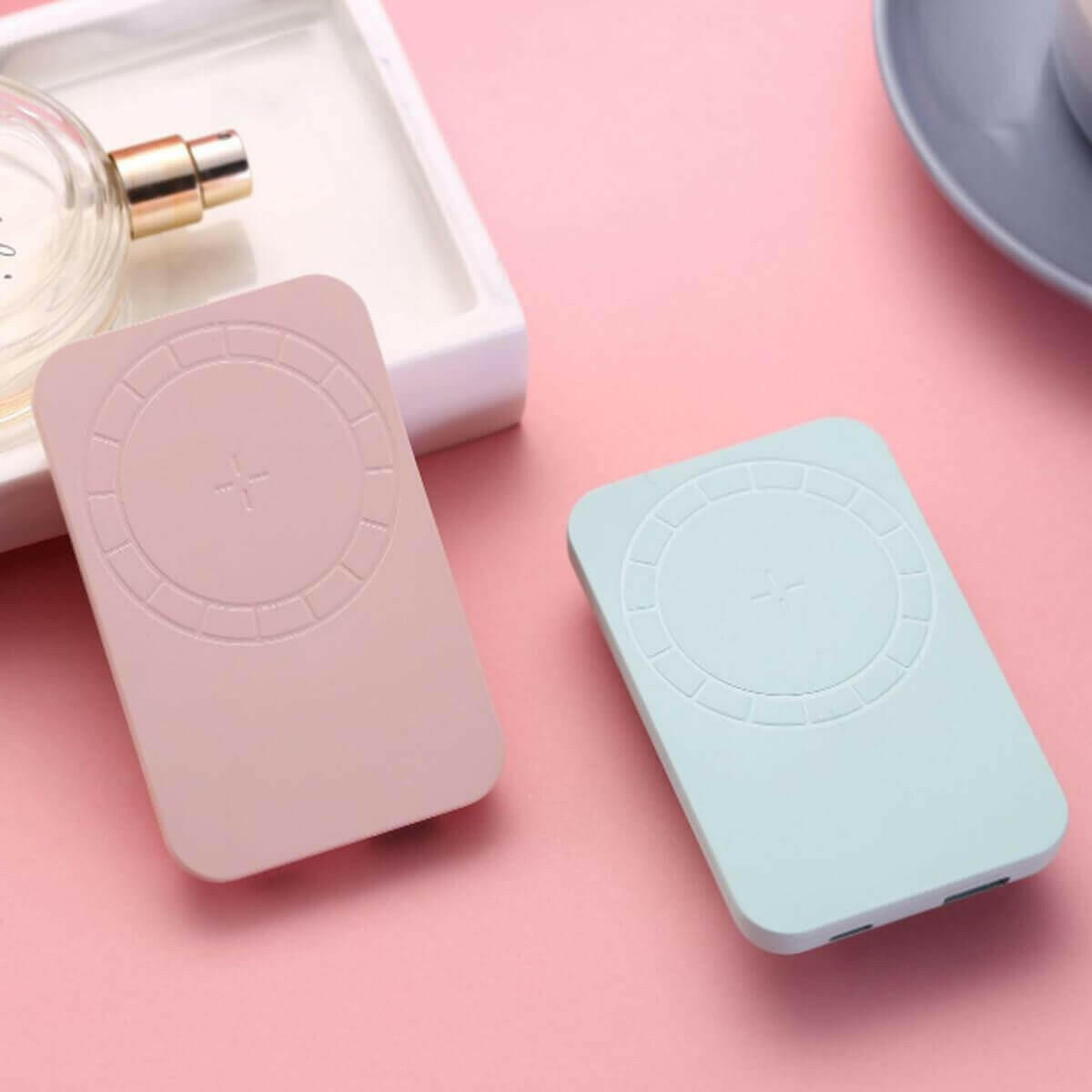 Wireless Magnetic Charger And Power Bank For iPhone 12.