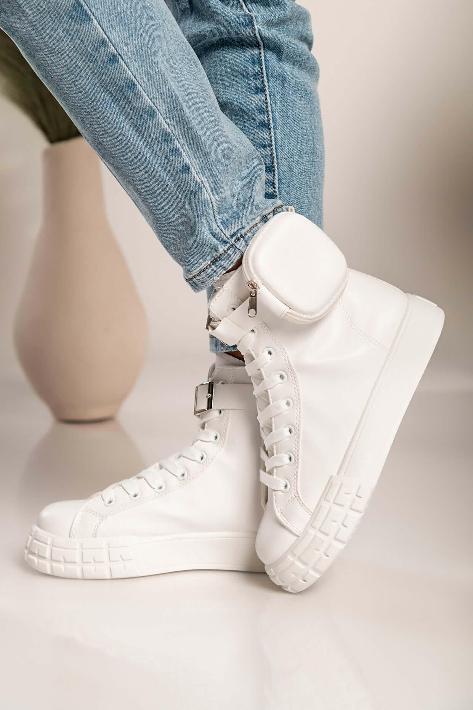 Modne superge iz umetnega usnja Cores, bele