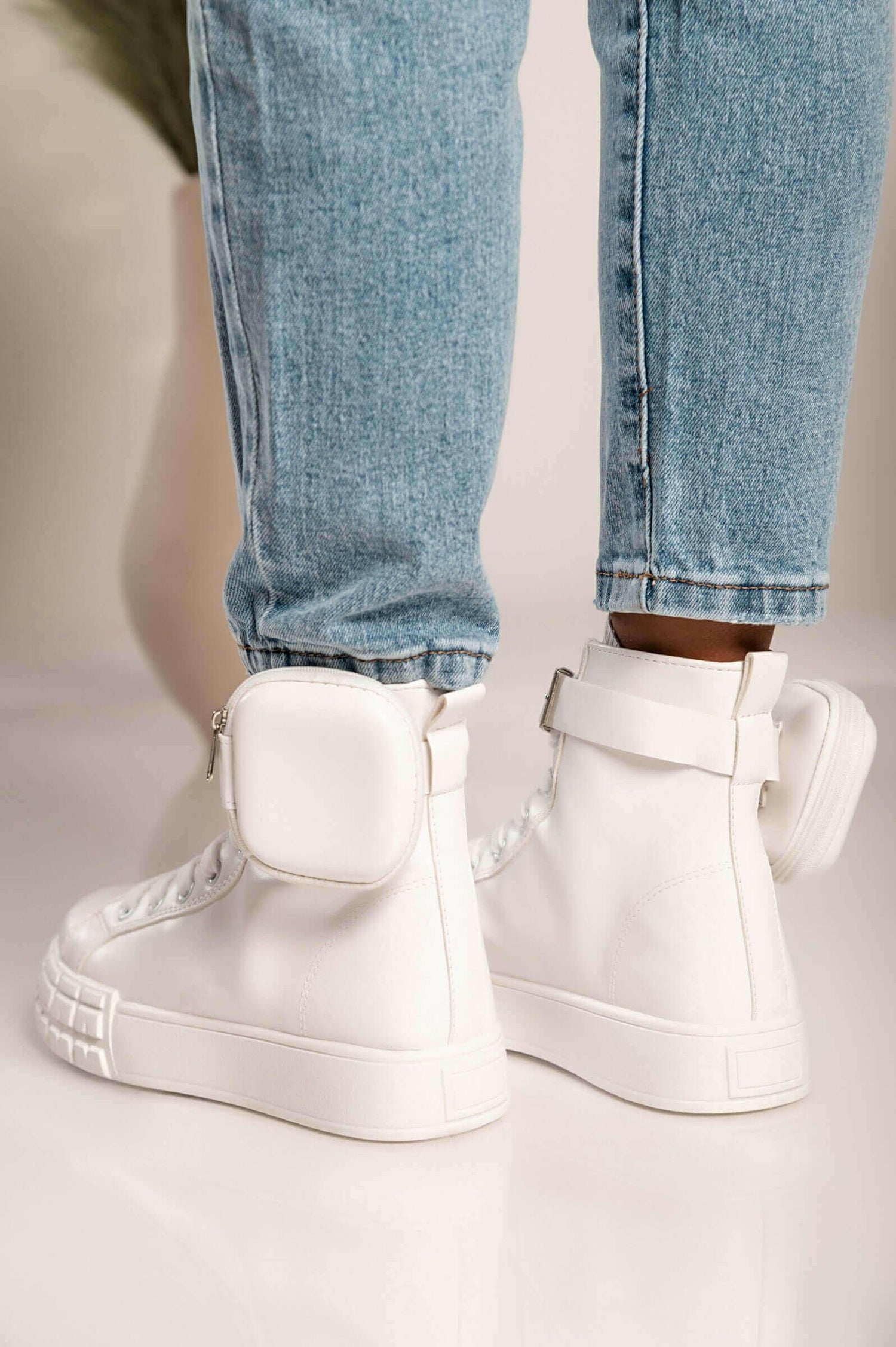 Modne superge iz umetnega usnja Cores, bele