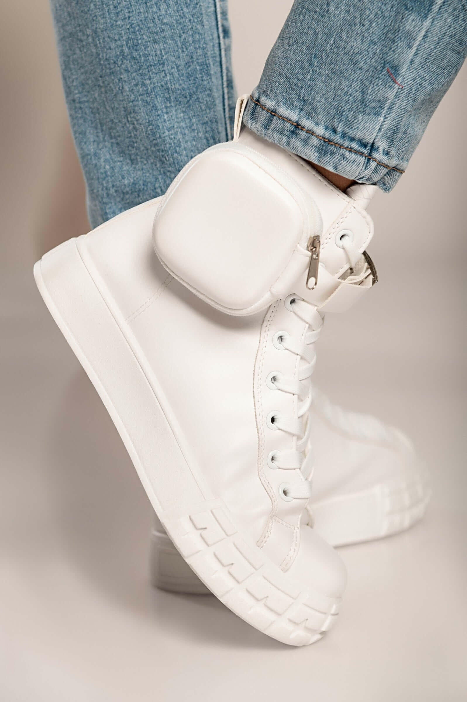 Modne superge iz umetnega usnja Cores, bele