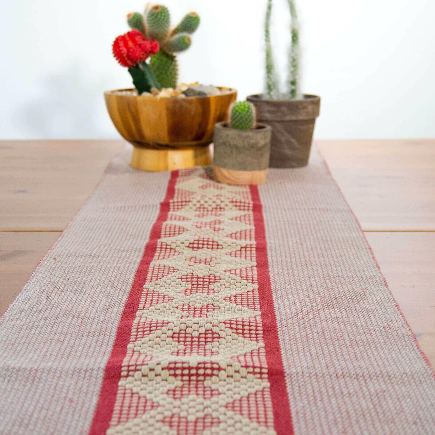 Jalieza Geometric Geometric Table Runner. Tulip Design in Coral.