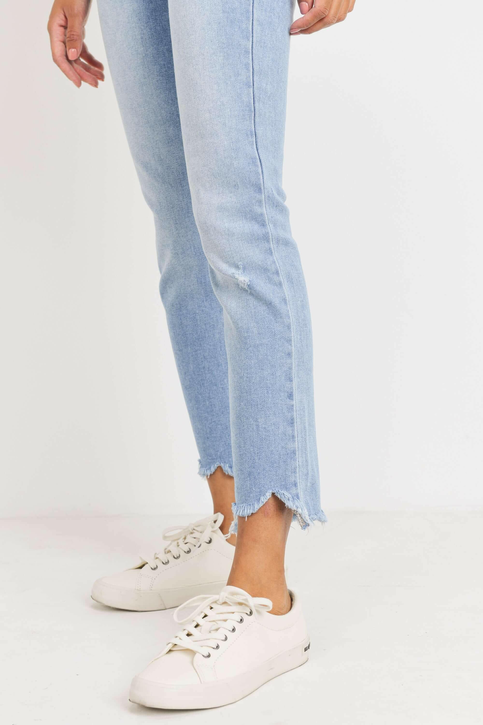 JUST USA MID-RISE STRAIGHT LEG JEAN.