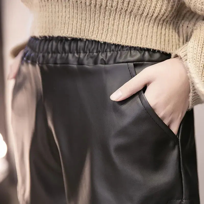 1pcs New Women Four Seasons Sexy Stretch Loose Black Faux Leather Shorts Female Casual Shorts Leather Lady High Waist Short Pant