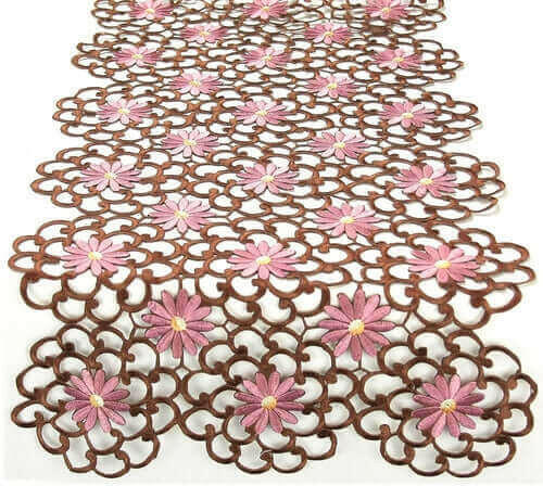 XD10183  Daisy Splendor Table Runner.