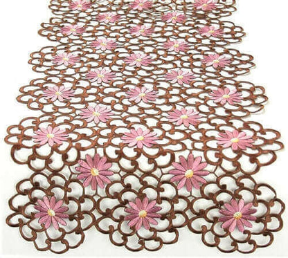 XD10183  Daisy Splendor Table Runner.