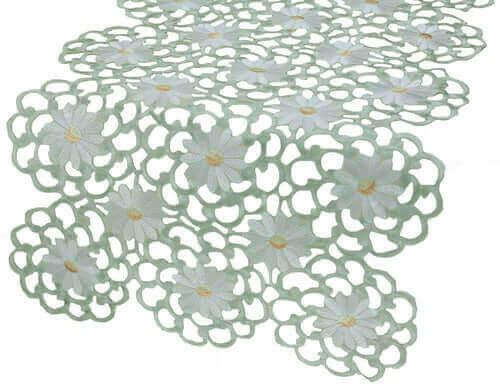 XD10183  Daisy Splendor Table Runner.