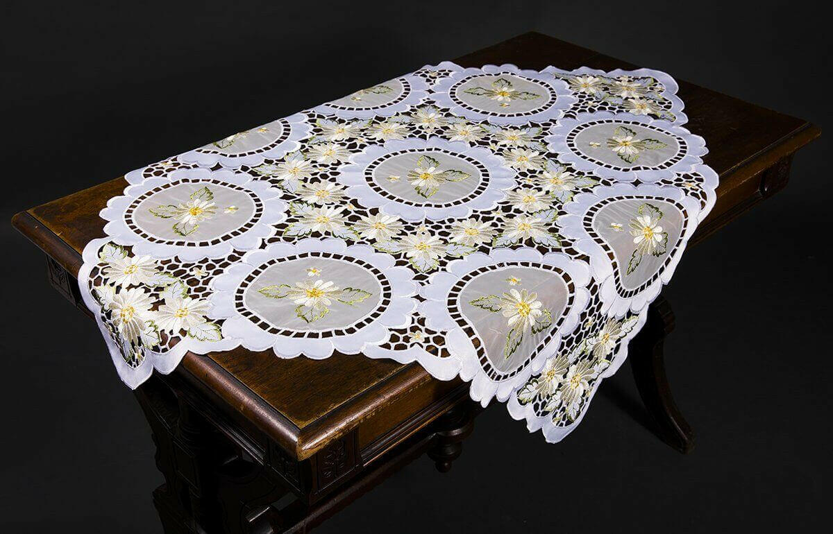 XD75029 Elegant Daisy Table Topper.