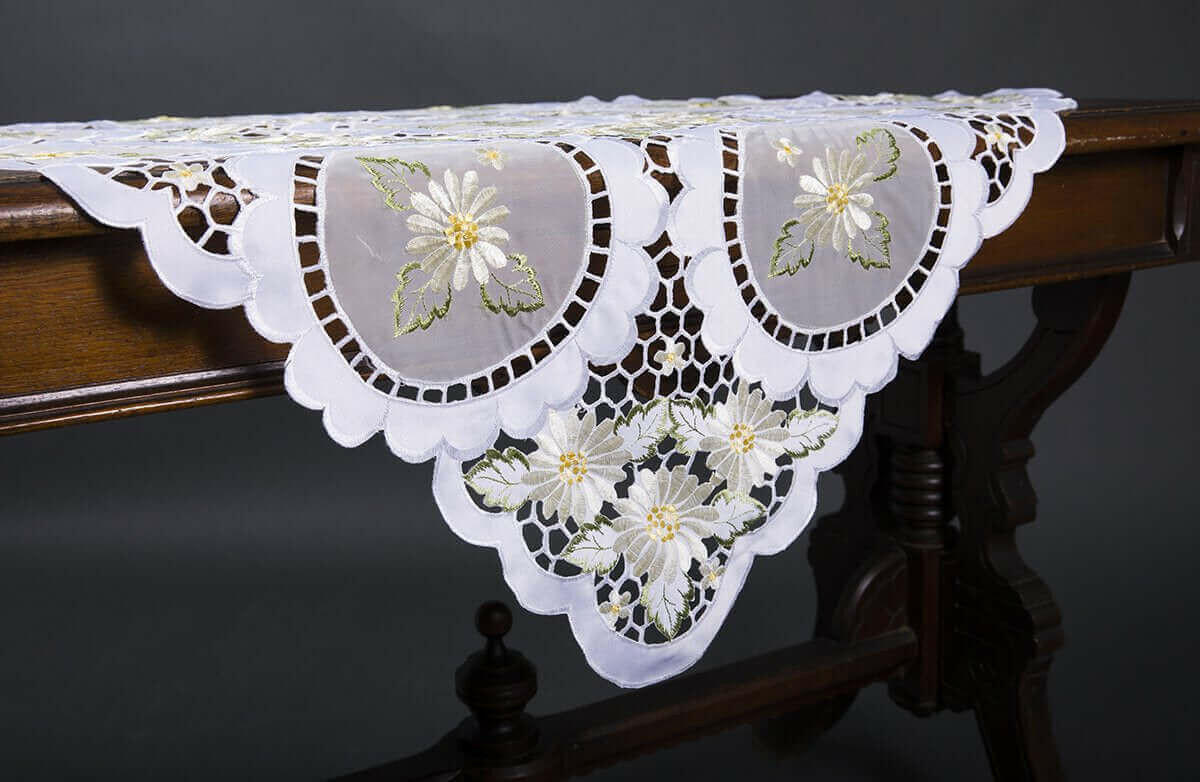 XD75029 Elegant Daisy Table Topper.